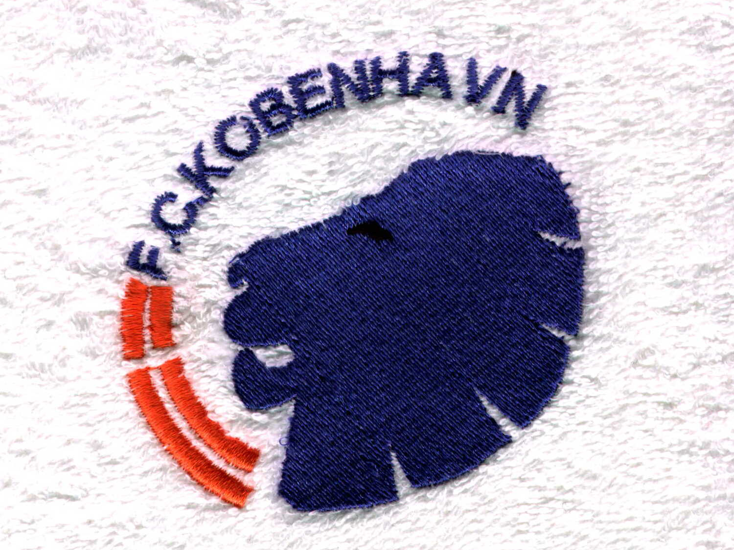Håndklæder-med-FCK-logo-broderi-Uniquemade
