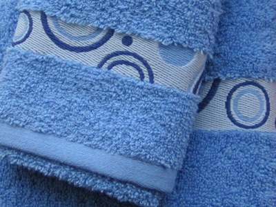 Håndklæder-med-indvævet-logo-i-borten-uniquemade