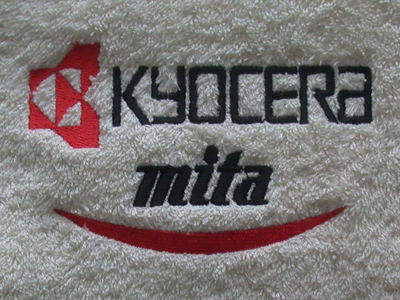 Håndklæder-med-Kyocera-logo-broderi-uniquemade